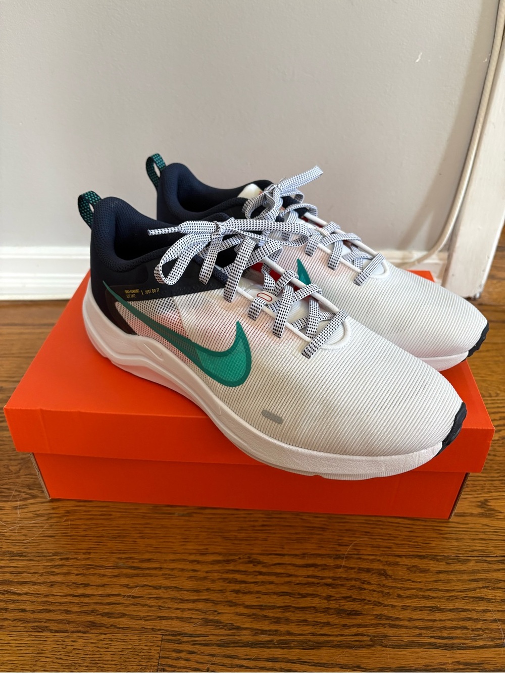 Nike Women’s road running shoe - size 10